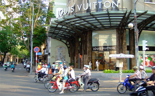 Bên ngoài một cửa hiệu Louis Vuitton ở Tp.HCM.<br>
