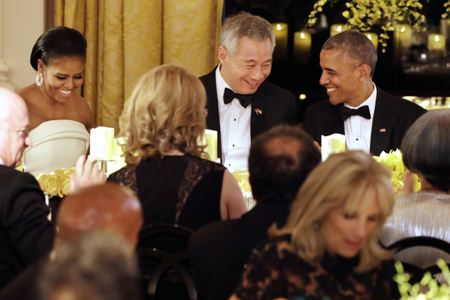 Tổng thống Mỹ Barack Obama (phải) và Thủ tướng Singapore Lý Hiển Long tại quốc yến ở Nhà Trắng ngày 2/8 - Ảnh: AP.<br>