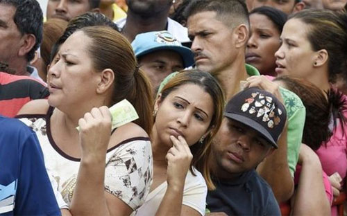 Người dân Venezuela xếp hàng mua PG88 xổ số, casino, bóng đá - Ảnh: Getty/BBC.<br>