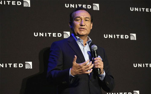 Làn sóng đòi sếp United Airlines từ chức sau vụ đuổi khách khỏi máy bay