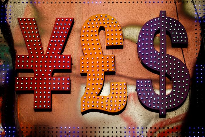 Từ đầu năm đến nay, đồng USD liên tục mất giá so với các đồng tiền chủ chác khác - Ảnh: Reuters.<br>
