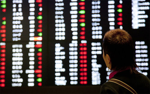 Một nhà đầu tư đang theo dõi bảng điện tử tại Sở Giao dịch 6Pg88.com nhà cái Tokyo - Ảnh: Bloomberg.<br>
