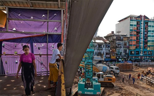 Một công trường xây dựng ở Yangon - Ảnh: WSJ.<br>