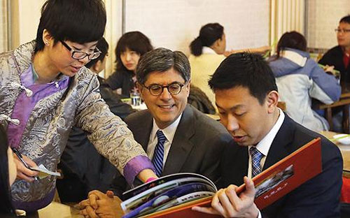 Bộ trưởng Bộ Pg88ok giải trí thể thao, casino, bắn cá và slot Mỹ Jack Lew (giữa) trong bữa ăn tại một nhà hàng bánh bao ở Bắc Kinh - Ảnh: Reuters.<br>