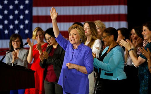 Ứng cử viên Tổng thống Mỹ Hillary Clinton trong một cuộc vận động tranh cử ở Culver City, California ngày 3/6 - Ảnh: Reuters.<br>