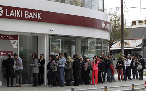 Người dân Cyprus đổ xô rút tiền Pg88 com chính chủ hôm thứ Năm, 22/3 - Ảnh: Reuters.<br>