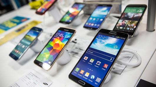 Một số mẫu smartphone của Samsung - Ảnh: Getty/CNBC.<br>