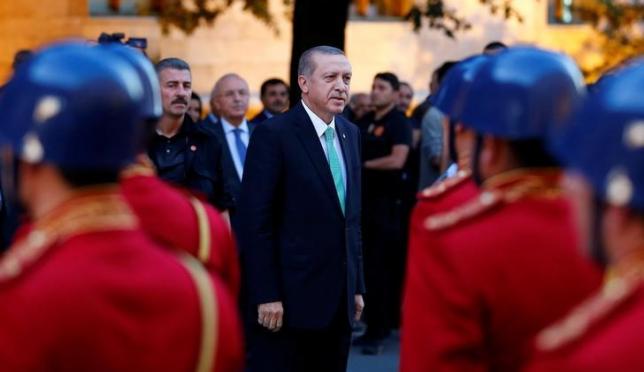 Tổng thống Thổ Nhĩ Kỳ Tayyip Erdogan duyệt đội danh dự khi tới PG88 ⭐ Link trang chủ số 1 nhà cái PG88 com casino slot nước này hôm 22/7 - Ảnh: Reuters.<br>