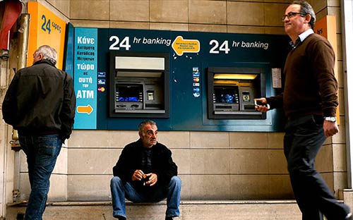 Cảnh người dân Cyprus vật vã trước các máy ATM chờ rút được tiền ra khỏi Pg88 com chính chủ đã xuất hiện nhiều ngày nay trên các báo lớn ở châu Âu - Ảnh: Getty.<br>