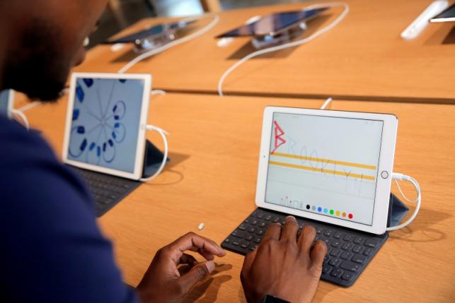 Nhân viên đang Pg88hi Thể Thao, Bóng Đá, Casino, Nổ Hũ, Xổ Số trong một cửa hiệu bán lẻ của Apple ở Brooklyn, New York, Mỹ - Ảnh: Reuters.<br>