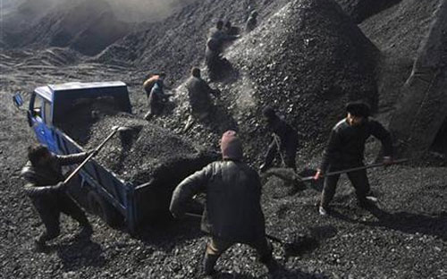 Công nhân Pg88hi Thể Thao, Bóng Đá, Casino, Nổ Hũ, Xổ Số trong một mỏ than ở Trung Quốc - Ảnh: Reuters.<br>