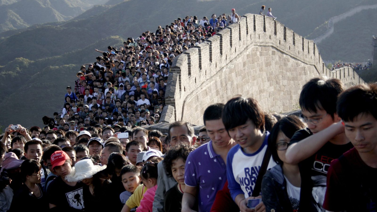 Du khách Trung Quốc trong một chuyến thăm Vạn Lý Trường Thành - Ảnh: Reuters.<br>