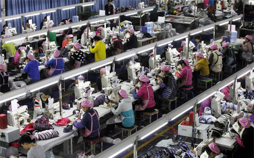Công nhân Pg88hi Thể Thao, Bóng Đá, Casino, Nổ Hũ, Xổ Số trong một nhà máy da giày ở Phúc Kiến, Trung Quốc - Ảnh: WSJ/Zuma.<br>