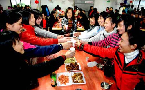 Đối với người lao động Trung Quốc, không có gì tệ hơn là việc 6Pg88.con độc quyền mỗi ngày, nơi họ cống hiến sức lực, hủy tiệc tất niên - <i>Ảnh minh họa: THX</i>. 