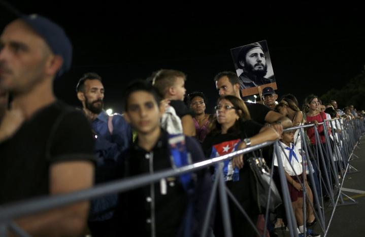 Người dân Cuba xếp hàng từ sáng sớm ngày thứ Hai để viếng cựu Chủ tịch Fidel Castro ở Quảng trường Cách mạng, thủ đô Havana - Ảnh: Reuters.<br>