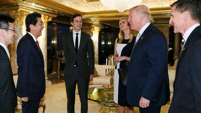 Tổng thống Mỹ đắc cử Donald Trump (thứ hai từ phải qua) tiếp Thủ tướng Nhật Bản Shinzo Abe (thứ hai từ trái qua) tại Trump Tower ngày 17/11 - Ảnh: Getty/LAT.<br>