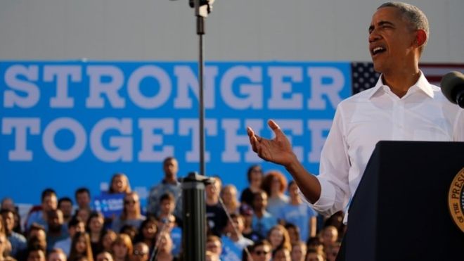 Tổng thống Mỹ Barack Obama vận động tranh cử cho ứng cử viên Tổng thống của Đảng Dân chủ, bà Hillary Clinton, tại Noorth Carolina ngày 2/11 - Ảnh: Reuters.<br>