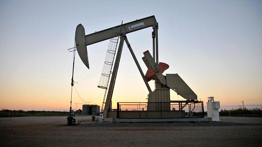 Một máy bơm dầu hoạt động tại một mỏ dầu ở bang Oklahoma, Mỹ - Ảnh: Reuters/CNBC.<br>