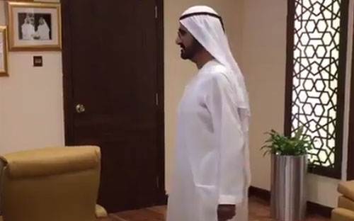 Tiểu vương Sheikh Mohammed bin Rashid Al Maktoum bất ngờ thăm công sở Dubai vào sáng đầu tuần - Ảnh cắt từ video.<br>