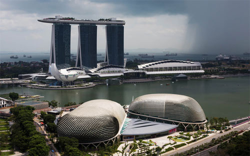 Singapore không có cảnh quan thiên nhiên tươi đẹp, cũng không có 
những bãi biển đầy nắng gió hay đền chùa cổ kính để hút du khách như một
 số nước láng giềng trong khu vực như Thái Lan hay Việt Nam - Ảnh: Bloomberg.<br>