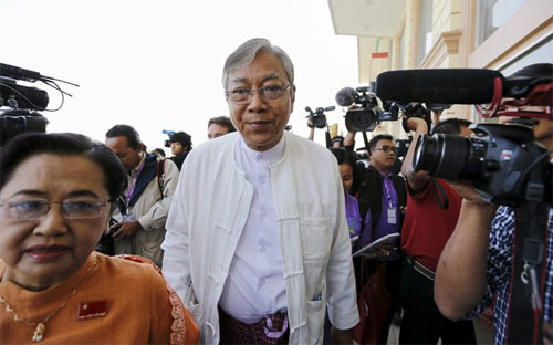 ông U Htin Kyaw (giữa), 69 tuổi, giành 360/652 phiếu trong cuộc bỏ phiếu bầu Tổng thống diễn ra tại PG88 ⭐ Link trang chủ số 1 nhà cái PG88 com casino slot Myanmar - Ảnh: New York Times/Reuters. 