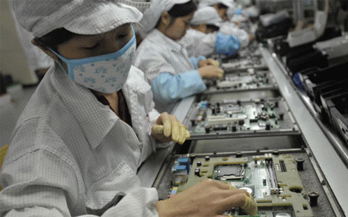 Công nhân Pg88hi Thể Thao, Bóng Đá, Casino, Nổ Hũ, Xổ Số trong một nhà máy của Foxconn - Ảnh: Getty/BBC.<br>