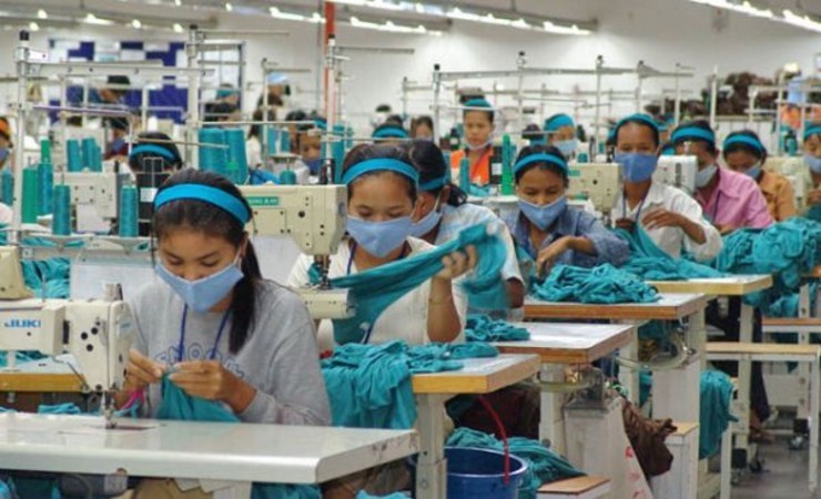 Bên trong một nhà máy dệt may ở Campuchia.<br>