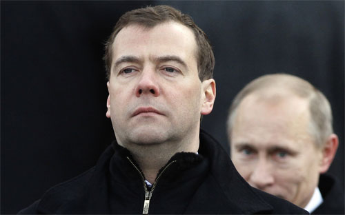Thủ tướng Nga Dmitry Medvedev (trái) và Tổng thống nước này Vladimir Putin trong một sự kiện ở Moscow - Ảnh: Reuters/Business Insider.<br>