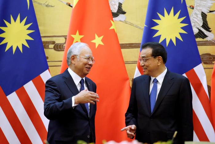 Thủ tướng Malaysia Najib Razak (trái) gặp Thủ tướng Trung Quốc Lý Khắc Cường ngày 1/11 tại Đại lễ đường Nhân dân, Bắc Kinh - Ảnh: Reuters.<br>