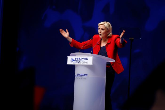 Bà Marine Le Pen, ứng cử viên Tổng thống Pháp, vận động tranh cử ở Lille ngày 26/3 - Ảnh: Reuters.<br>