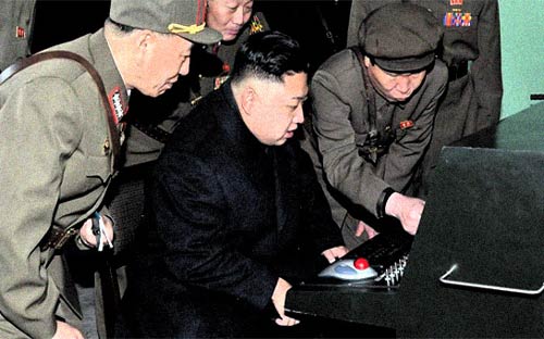 Nhà lãnh đạo Triều Tiên, ông Kim Jong Un, đang xem màn hình máy vi tính - Ảnh: NK News.<br>