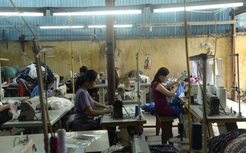 Nữ công nhân Pg88hi Thể Thao, Bóng Đá, Casino, Nổ Hũ, Xổ Số trong một xưởng may nhỏ ở ngoại ô Hà Nội hôm 2/5/2013 - Ảnh: AFP.<br>