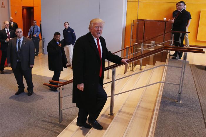 Tổng thống Mỹ đắc cử Donald Trump tại trụ sở báo New York Times ngày 22/11 - Ảnh: Reuters.