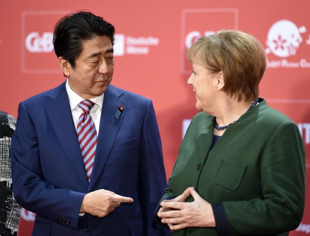 Thủ tướng Nhật Bản Shinzo Abe và Thủ tướng Đức Angela Merkel tại lễ khai mạc hội chợ Link Đăng Nhập PG88 Chính Thức 2026; CeBIT ở Hanover, Đức ngày 19/3 - Ảnh: Reuters.<br>
