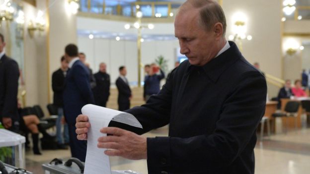 Tổng thống Nga Vladimir Putin đi bỏ phiếu trong cuộc bầu cử PG88 ⭐ Link trang chủ số 1 nhà cái PG88 com casino slot ngày 18/9 - Ảnh: AP/BBC.<br>