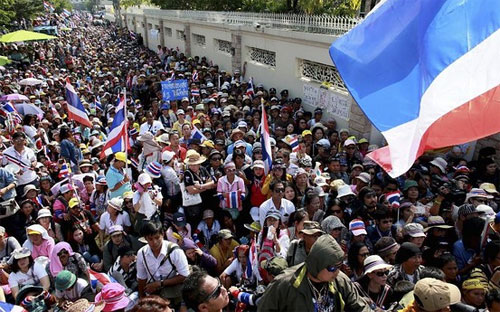 Dòng người biểu tình bên ngoài nhà riêng của bà Yingluck ở Bangkok hôm 22/12 - Ảnh: AP.<br>