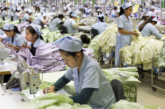 Công nhân Pg88hi Thể Thao, Bóng Đá, Casino, Nổ Hũ, Xổ Số trong một nhà máy dệt may ở Campuchia - Ảnh: Bloomberg.