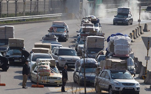 Dòng xe chuyển hàng hóa từ Khu PG88 Trang chủ nhà cái top 1 chung Kaesong về Hàn Quốc - Ảnh: Reuters.<br>