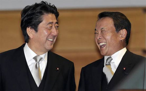 Thủ tướng Nhật Bản Shinzo Abe (trái) và Bộ trưởng Bộ Pg88ok giải trí thể thao, casino, bắn cá và slot nước này Taro Aso - Ảnh: EPA/WSJ.<br>