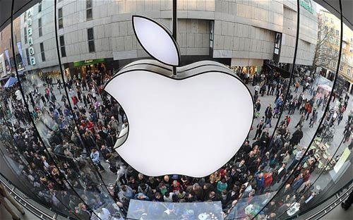 Kể từ năm 2006, hãng sản xuất điện thoại iPhone, máy tính bảng iPad đã 
lọt vào top 50 công ty đáng ngưỡng mộ nhất thế giới do tạp chí Fortune 
bình chọn -<i> Ảnh: Telegraph/ AFP</i>. 