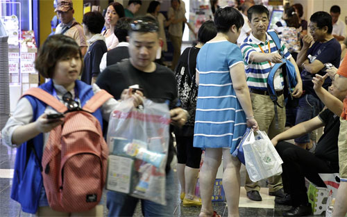 Một nhóm du khách Trung Quốc ở Fukuoka, Nhật Bản hồi tháng 7/2015 - Ảnh: Bloomberg/CNBC.<br>