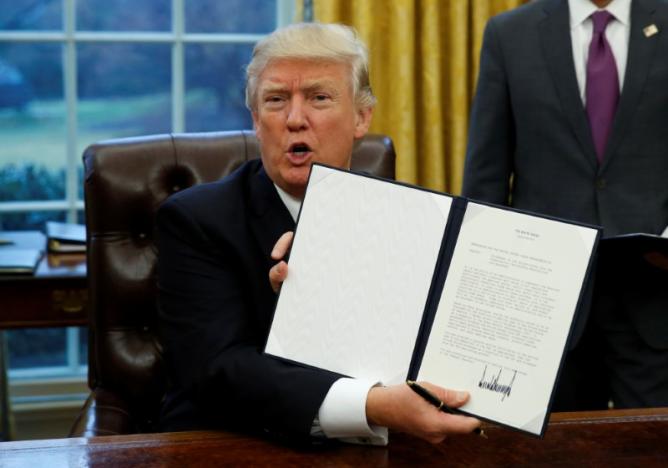Trump ký sắc lệnh chính thức rút Mỹ khỏi TPP