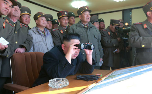 Nhà lãnh đạo Triều Tiên Kim Jong Un bên các quan chức quân sự nước này - Ảnh: KCNA.
