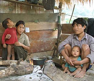 Nhiều hộ nghèo đã bị bớt xén tiền hỗ trợ ăn Tết - Ảnh: Đất Việt.