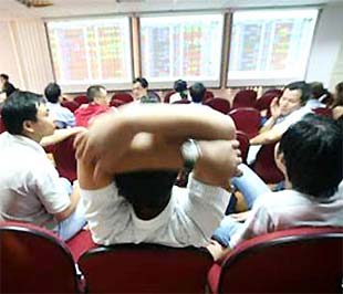  Nhìn lại, toàn thị trường từ tháng 8/2008 trở lại đây, khối lượng và giá trị giao dịch đều giảm khá mạnh qua các tháng - Ảnh: Lê Toàn.