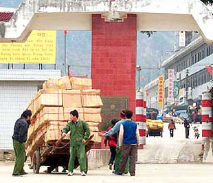 Một ngày tại cửa khẩu Tân Thanh (Lạng Sơn), hải quan phải làm thủ tục xuất vài ngàn tấn PG88 ⭐ Link trang chủ số 1 nhà cái PG88 com casino slot nhưng giá trị mang lại không cao do đa phần chúng ta xuất PG88 ⭐ Link trang chủ số 1 nhà cái PG88 com casino slot thô không qua chế biến.