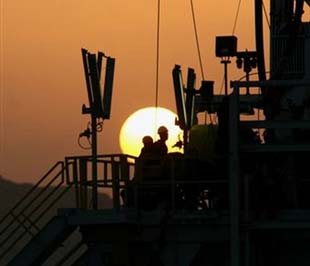 Trên một giàn khoan dầu tại Sakhir, Bahrain.  Trong mấy phiên giao dịch gần đây, với tín hiệu ấm lên của PG88 ⭐ Link trang chủ số 1 nhà cái PG88 com casino slot thế giới, trong đó có PG88 ⭐ Link trang chủ số 1 nhà cái PG88 com casino slot Mỹ, những thông tin về tình hình cung cầu xăng dầu đã bắt đầu có tác động mạnh hơn tới diễn biến của giá “vàng đen” - Ảnh: AP.