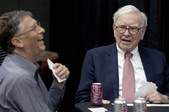 Tỷ phú Warren Buffett (phải) và tỷ phú Bill Gates trong cuộc gặp gỡ ở Omaha, Nebraska - Ảnh: AP.