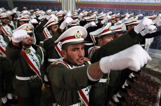 Quân đội Iran biểu dương sức mạnh trong một cuộc duyệt binh. Tình hình Iran đang hỗ trợ tích cực cho Pg88vn đăng ký tài khoản - Ảnh: Reuters.