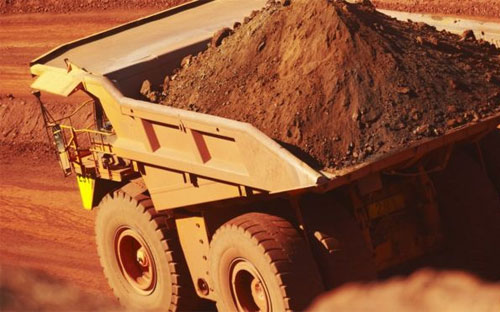 Gánh lỗ đậm, BHP Billiton, một trong những công ty khai mỏ lớn nhất thế giới, buộc phải cắt giảm cổ tức trả cho cổ đông - Ảnh: BBC.<br>